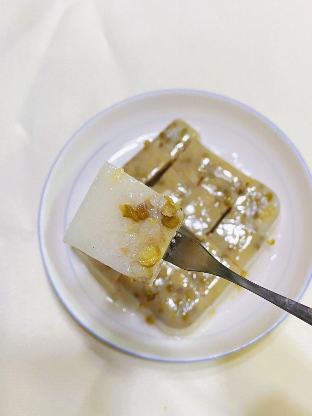 今天试试做成糕点准备食材:绿豆,牛奶,凉粉做法:96绿豆提前一天泡水