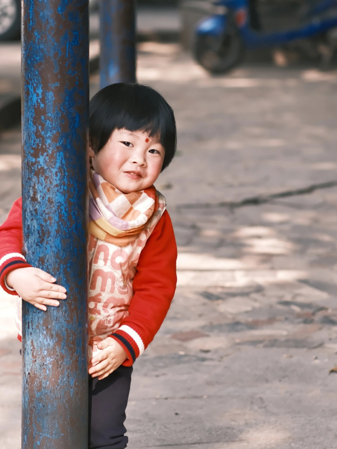 阳光下的小孩格外可爱