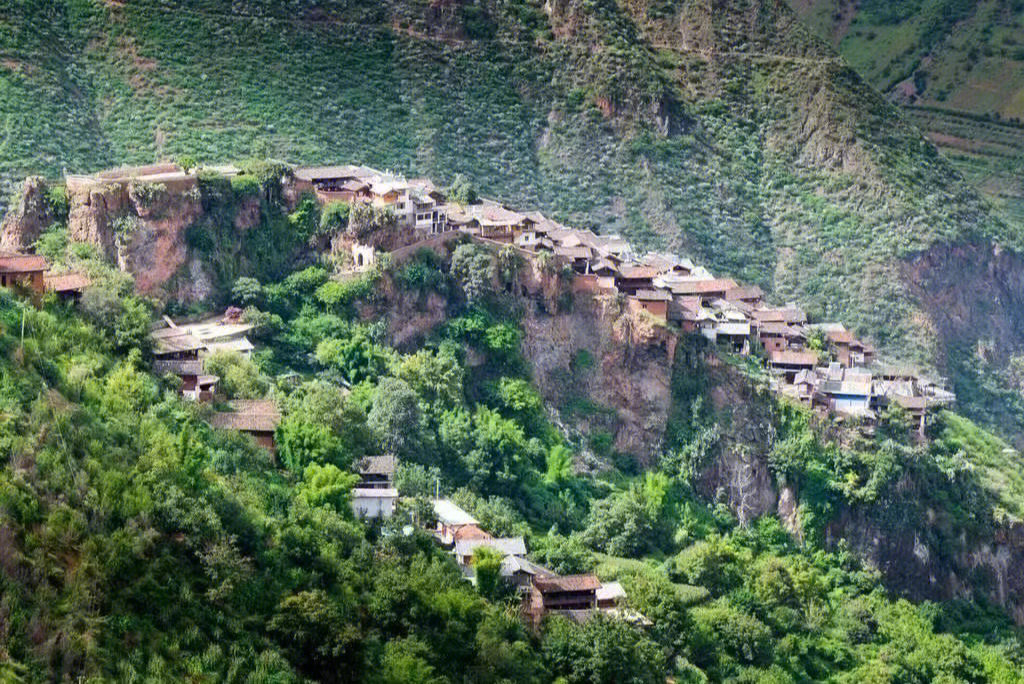 一座宝石山大脸大面图片