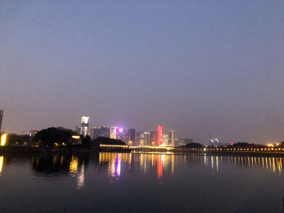 义乌火车站夜景图片