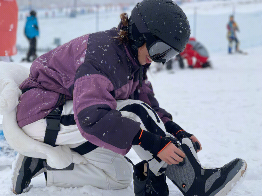 在app上找到一位滑雪教练 练习了后刃推坡,后刃落叶飘,前刃推坡,前刃