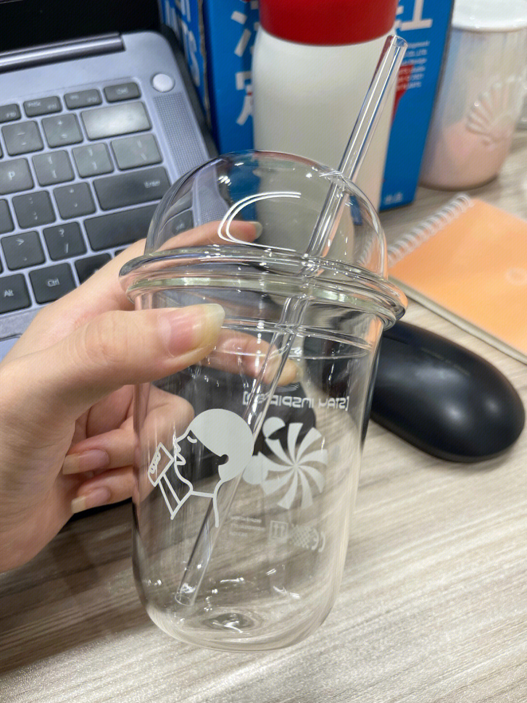 除了吸管是塑料的,盖子和杯是全玻璃的不过就是玻璃杯得供着