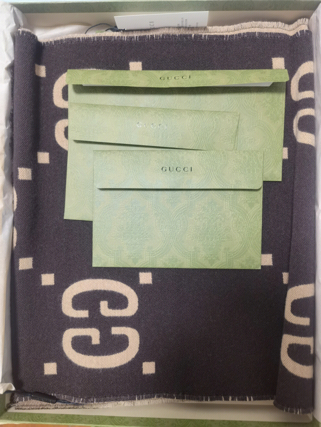 第二天就到了gucci的绿色包装盒真的惊艳,最喜欢这个盒子了羊毛围巾比