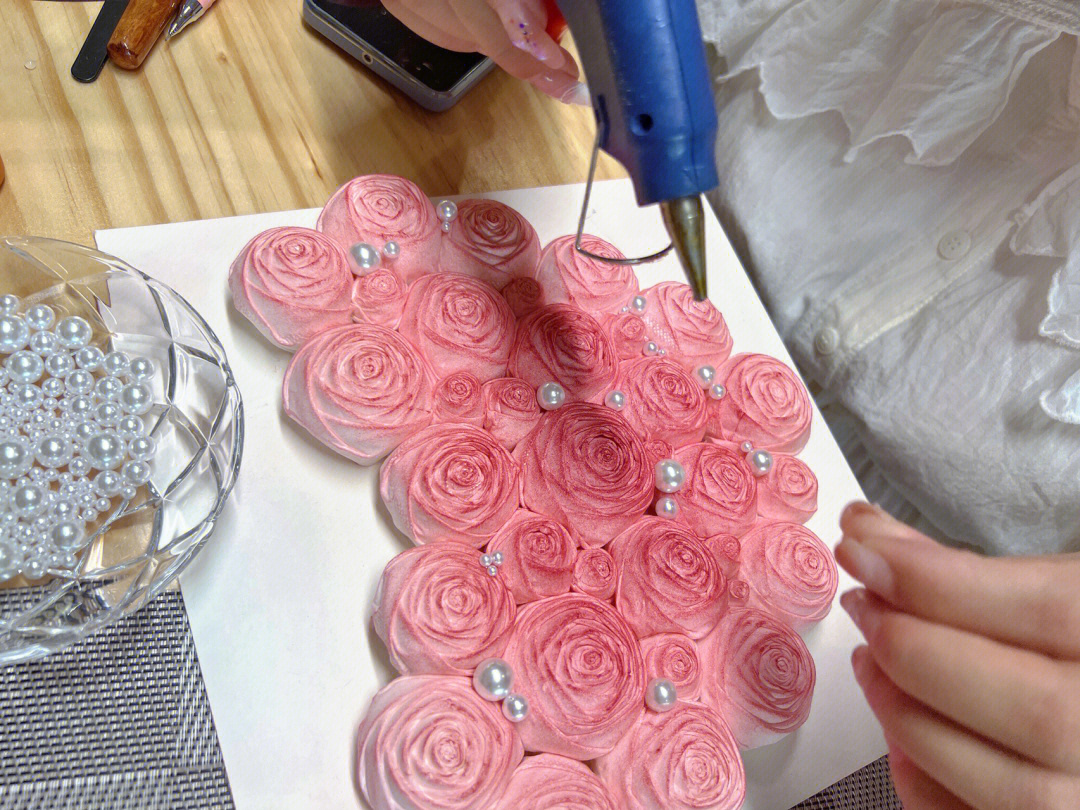 餐巾纸做玫瑰花方法图片