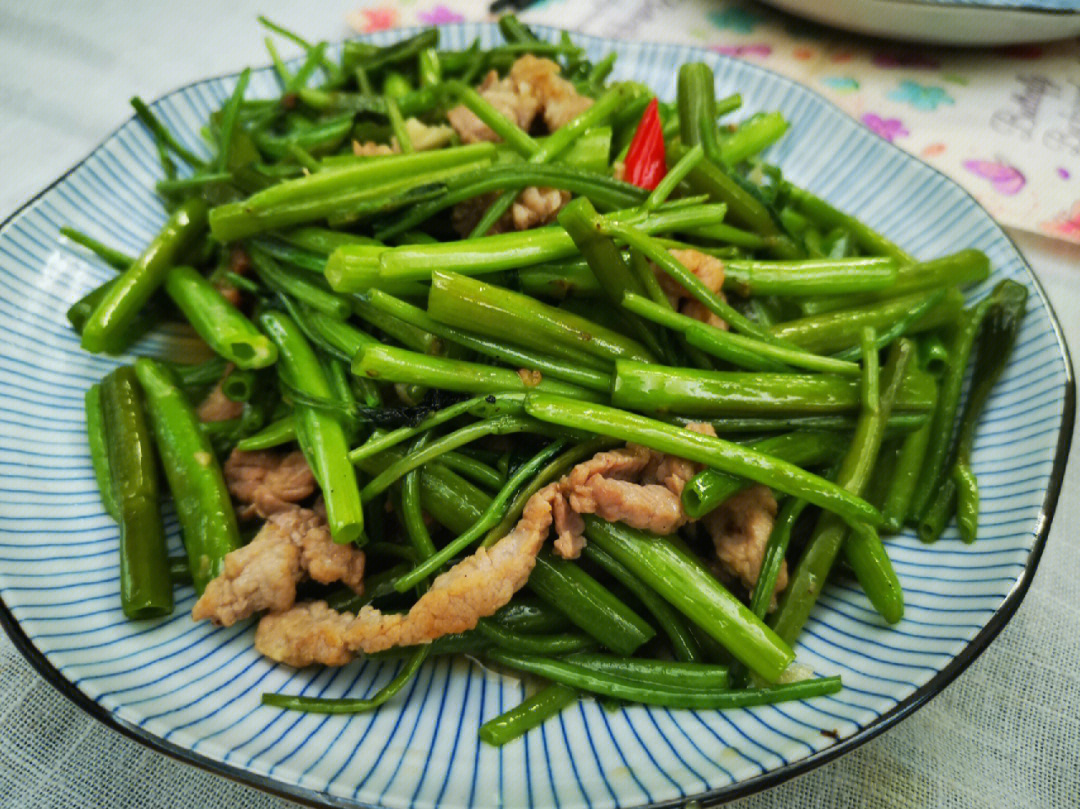 肉丝炒空心菜梗鸡蛋炒粉皮蒸三刀