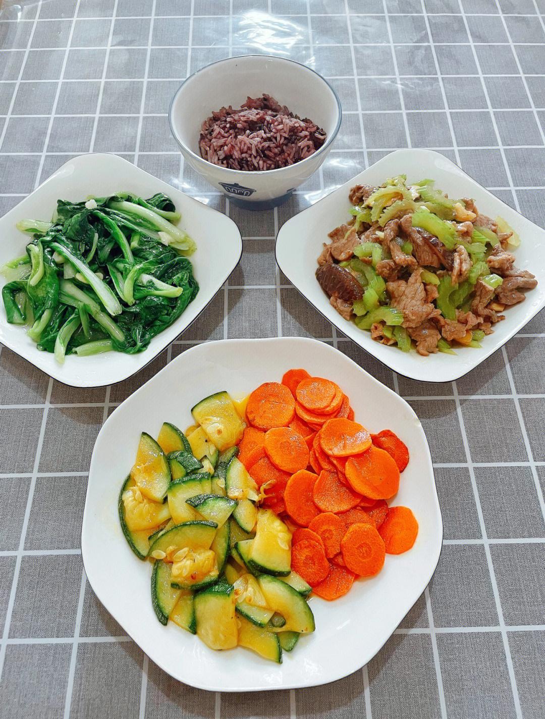 香菇牛肉芹菜图片