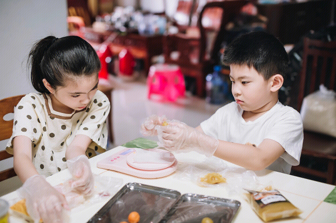 中秋节和孩子们一起制作月饼吧