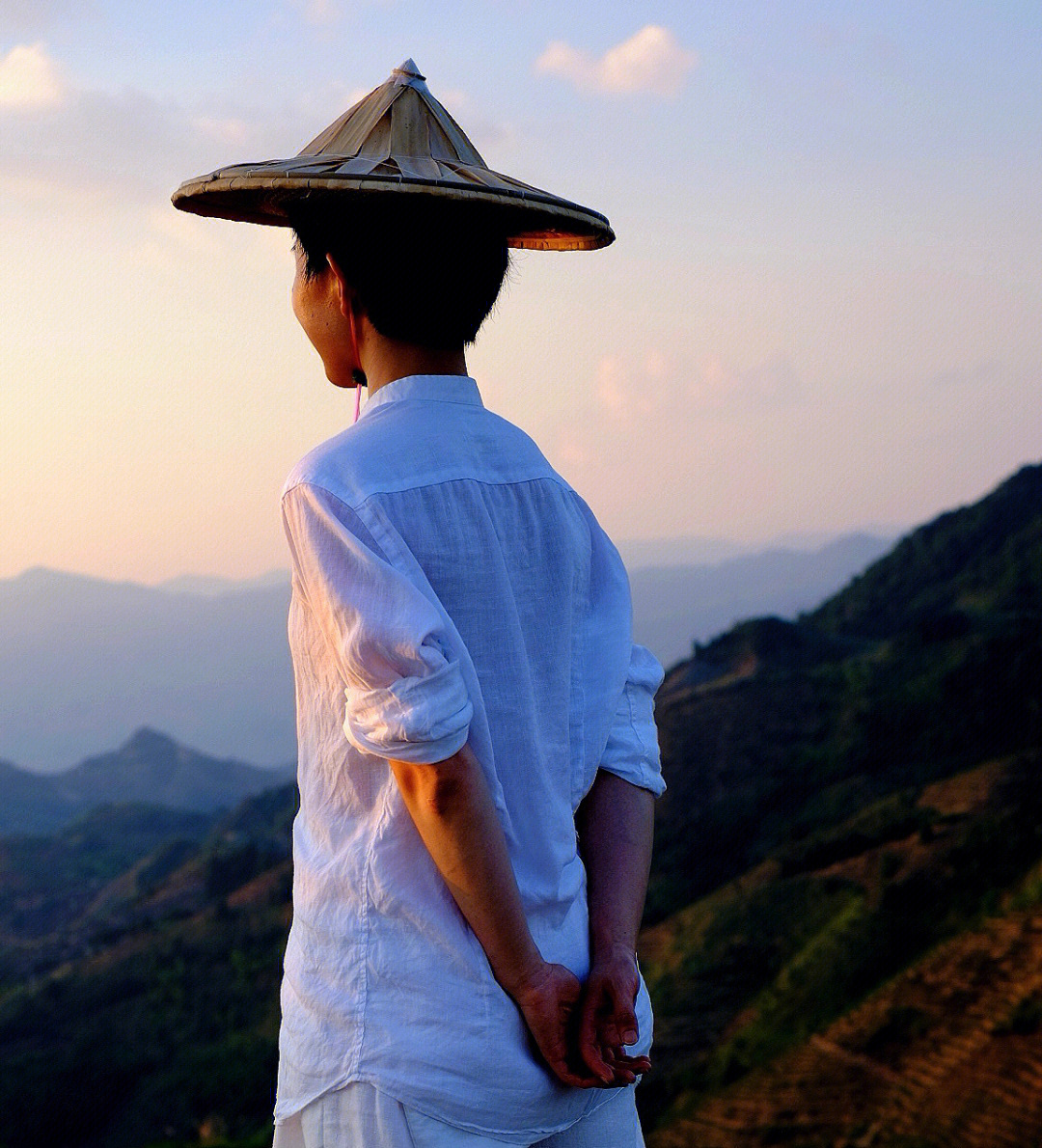 男人喝茶图片背影图片