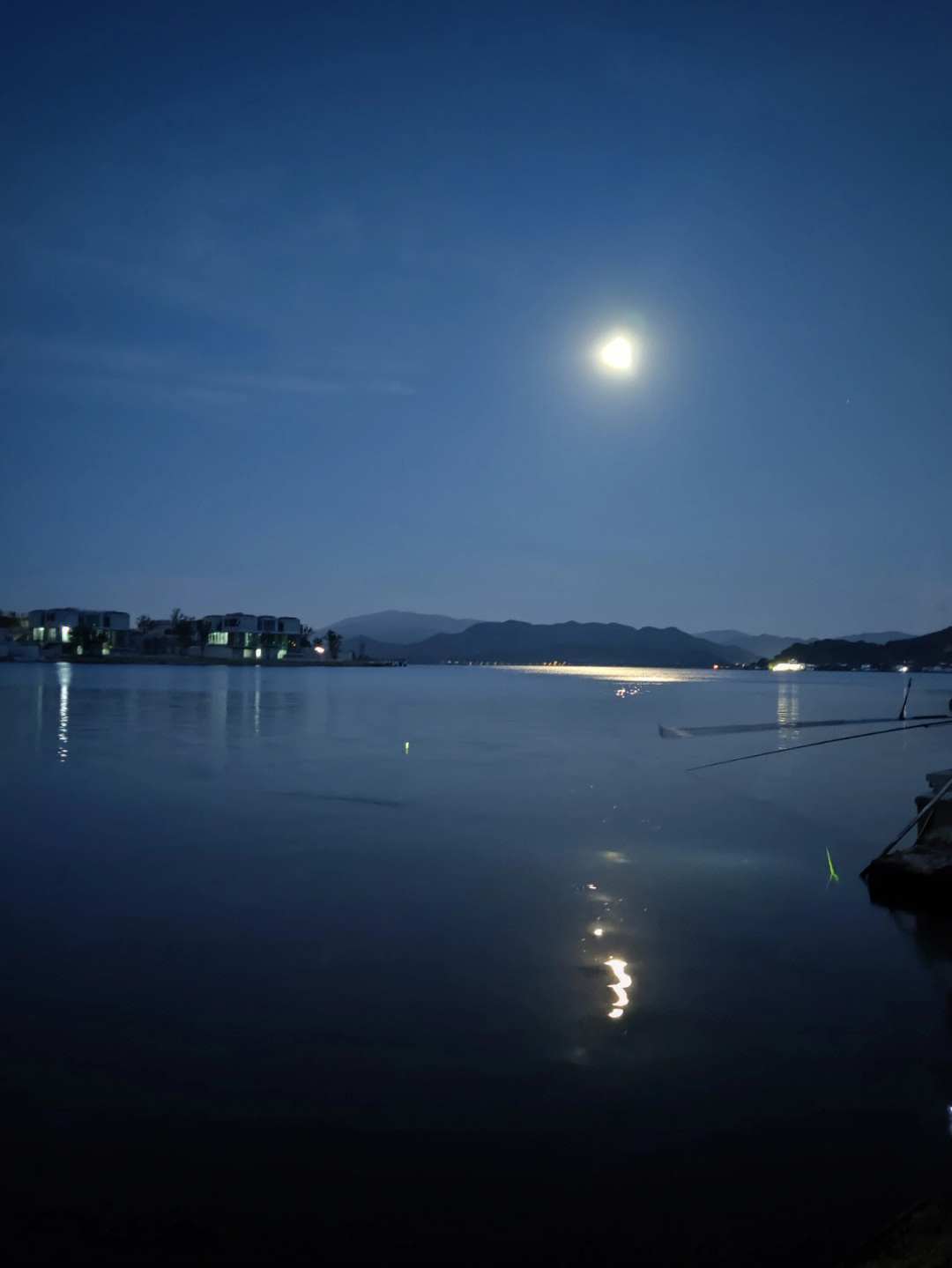 月光映在湖水上