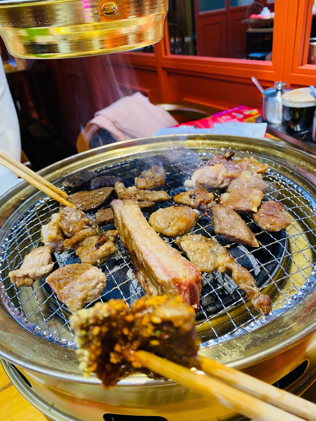 吃烤肉照片真实图片图片