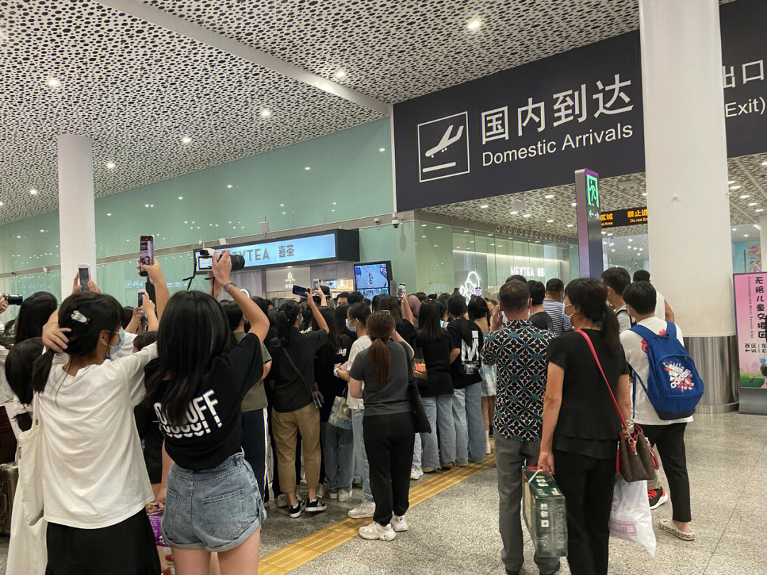 深圳机场弱弱问下这是谁呀