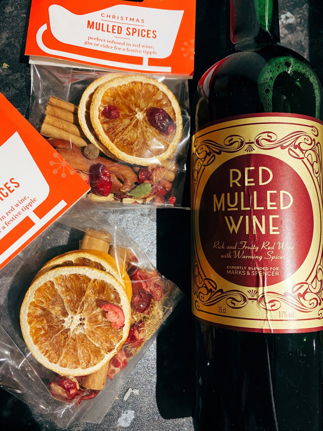 一下香料酒(英语:mulled wine)是一种以葡萄酒和香辛料为原料的热饮酒