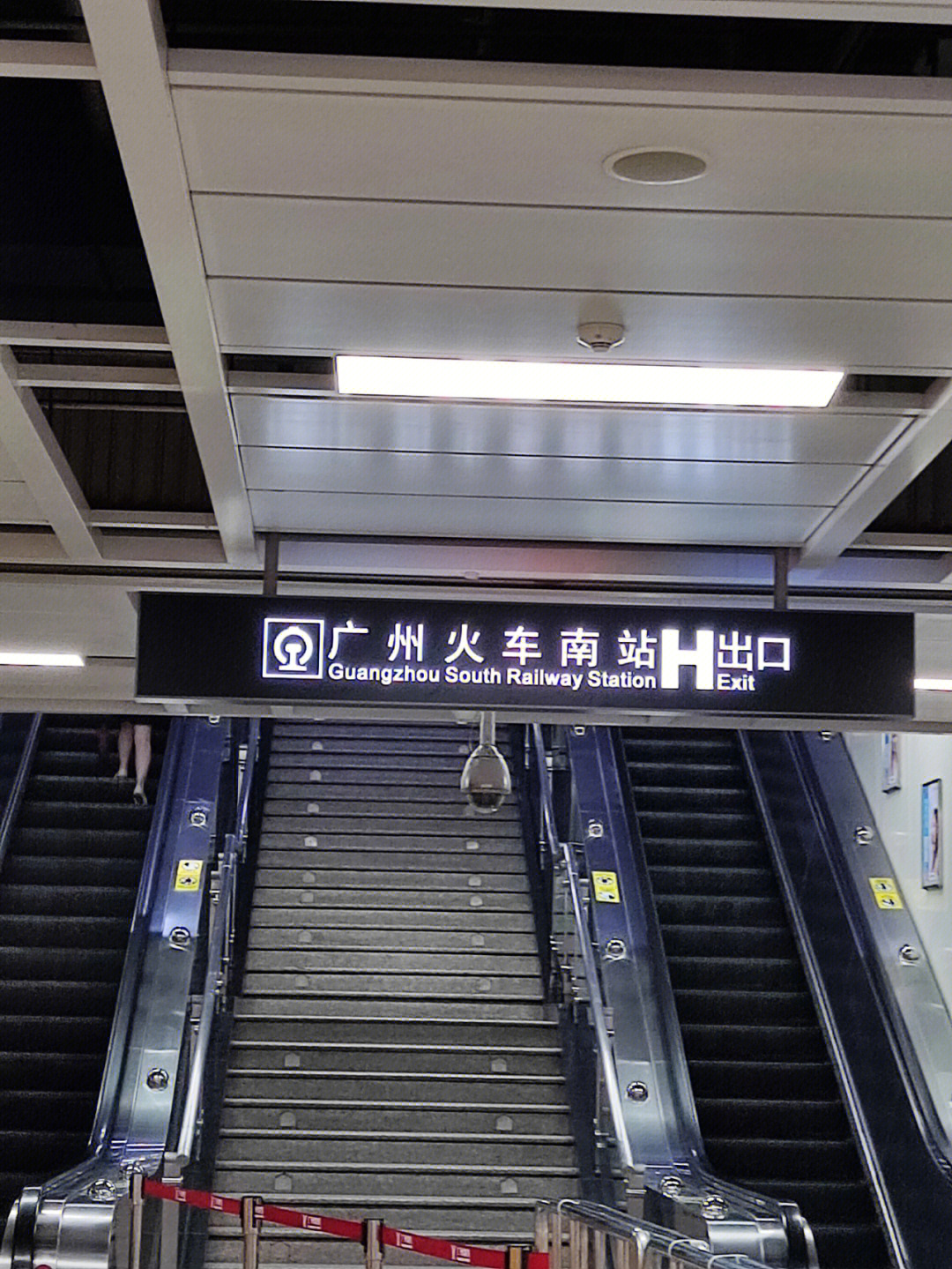 广州南站西进站口图片