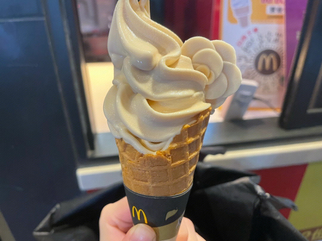 麦当劳牛角包冰淇淋图片