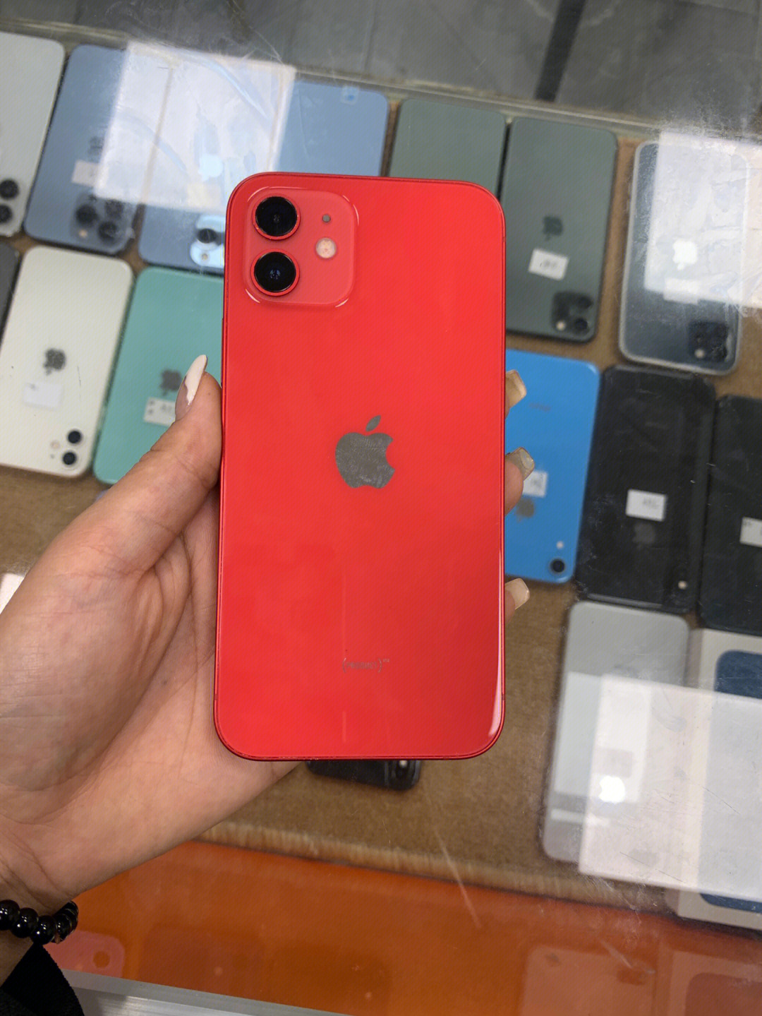 iphone12红色后面字母图片
