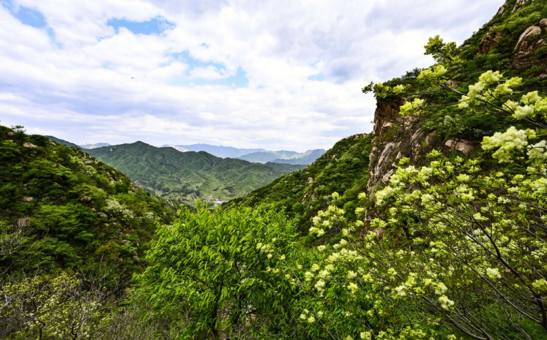 昌平大黑山沿着木栈道通向蓝天