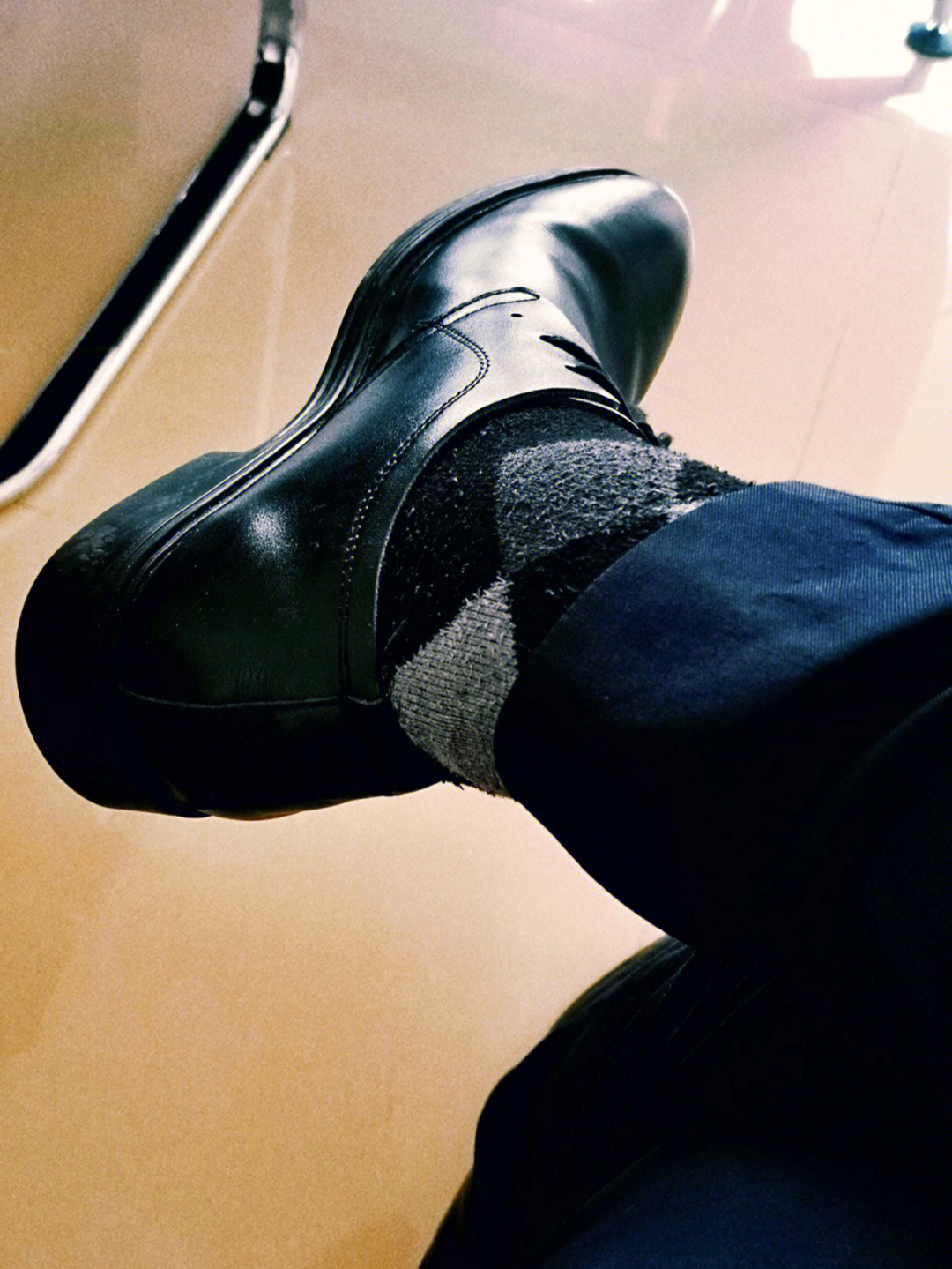 皮鞋黑袜  