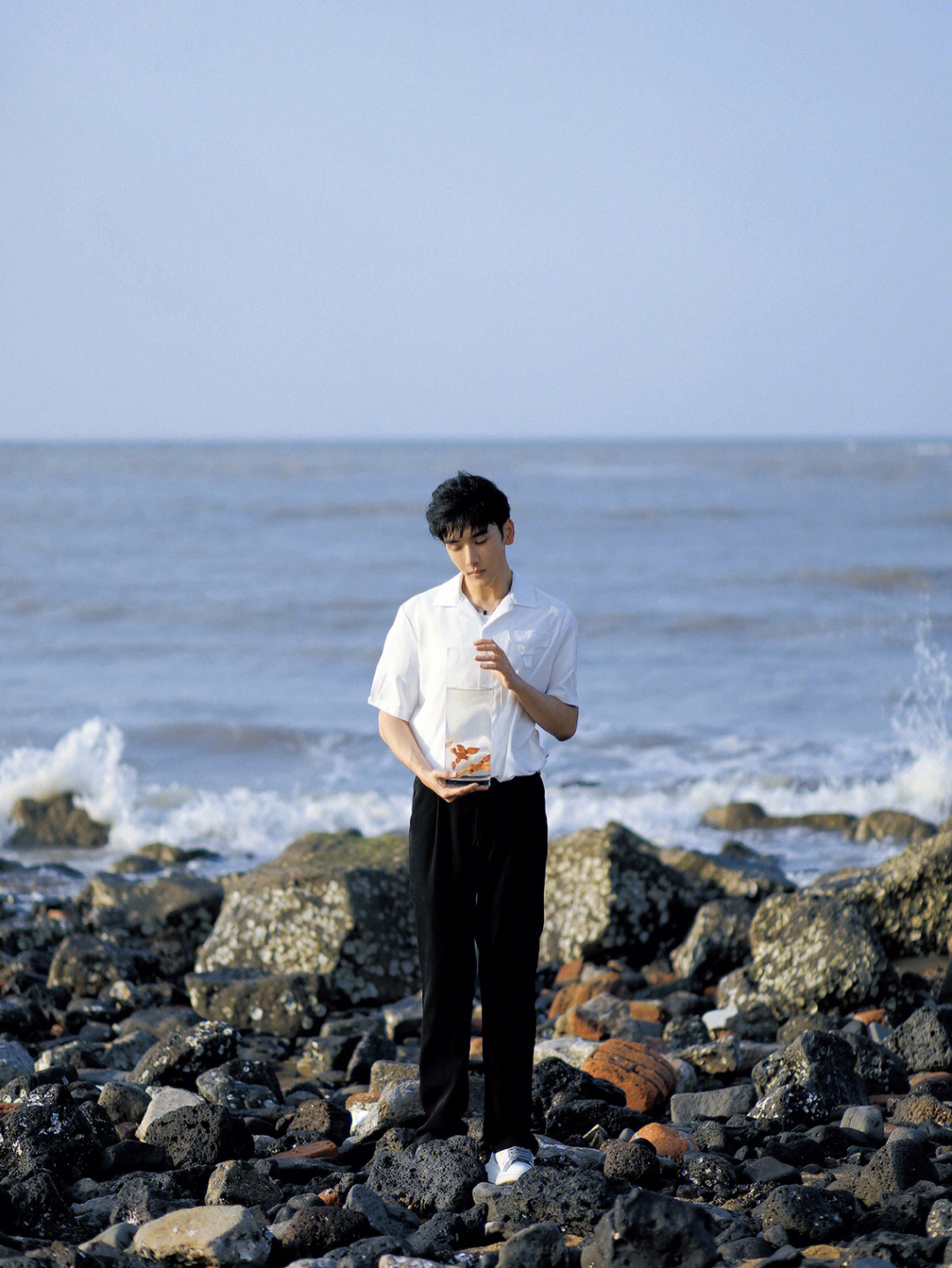 去看海的鱼海边男生写真