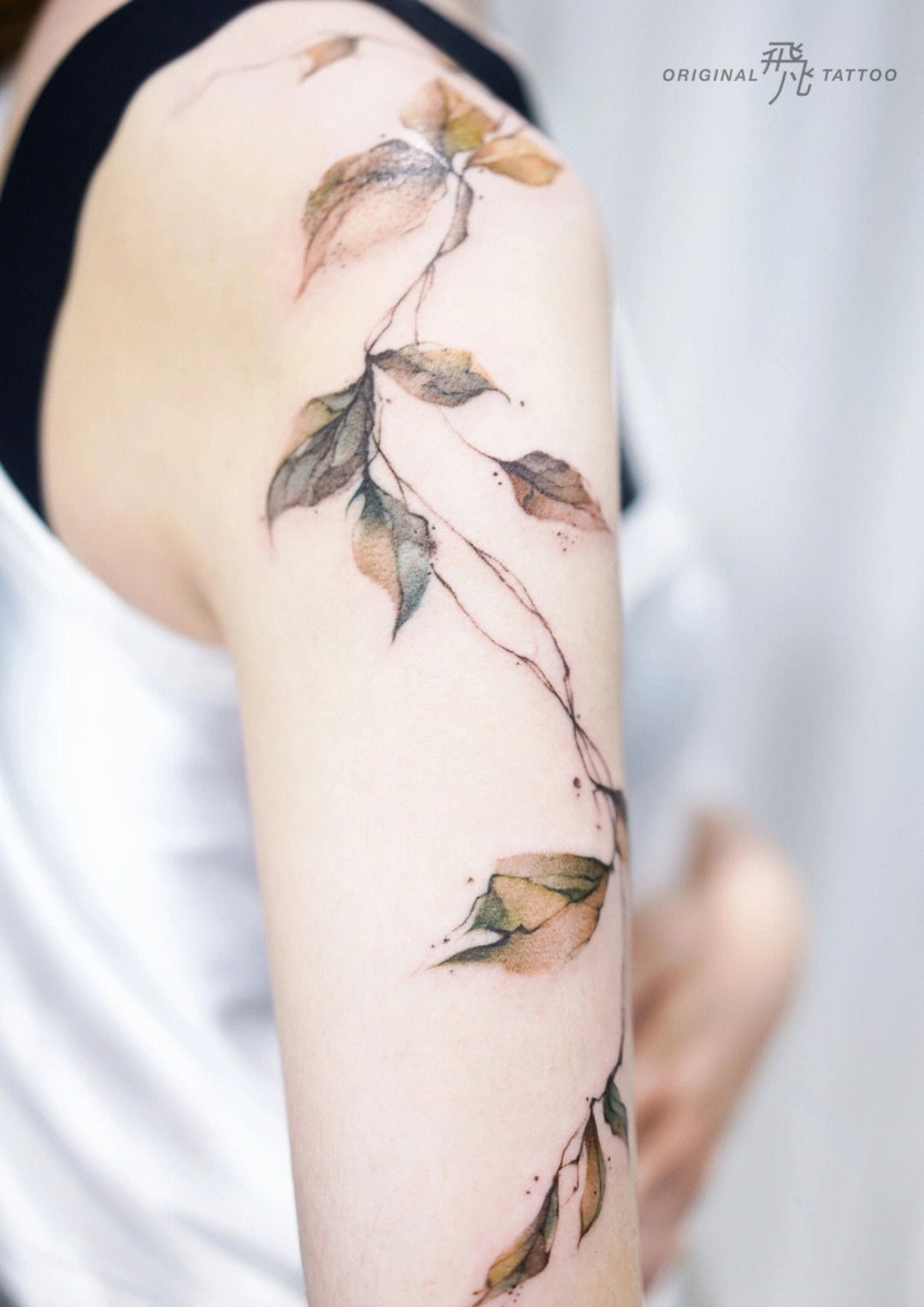 彩色北京纹身沿着身体生长的叶子
