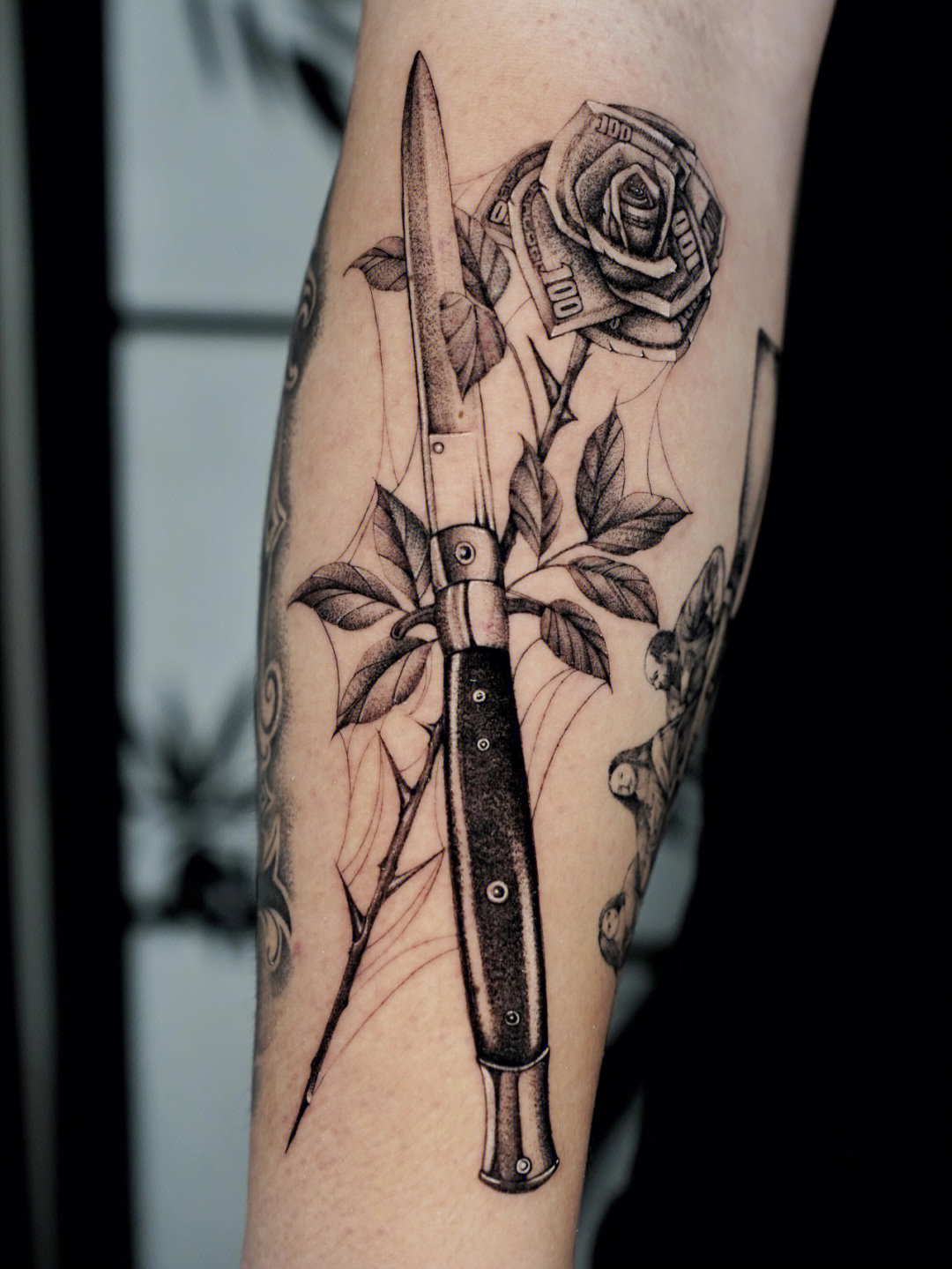 匕首玫瑰纹身图片