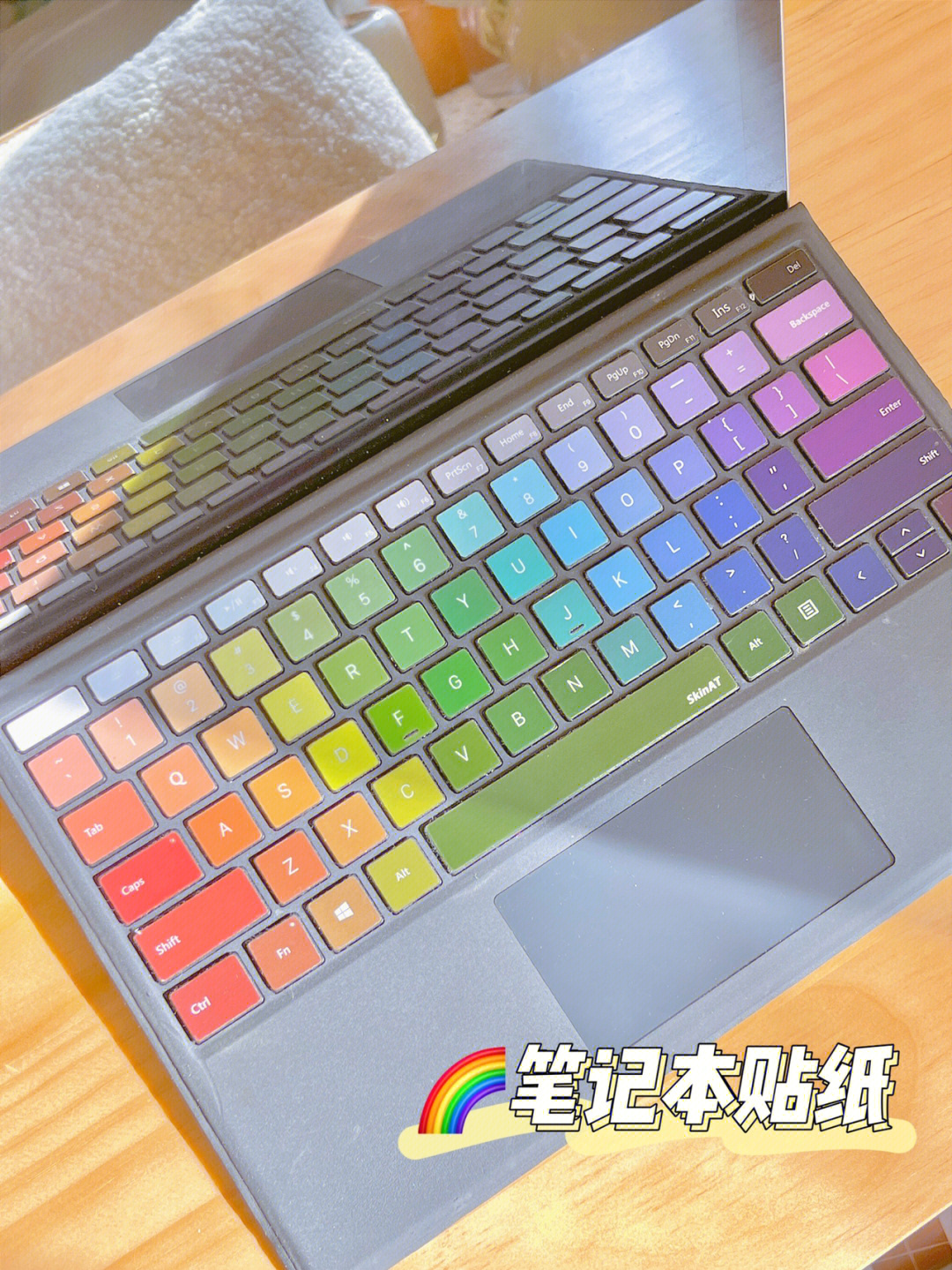 96彩虹键盘又酷又少女,让工作心情都是彩色的.