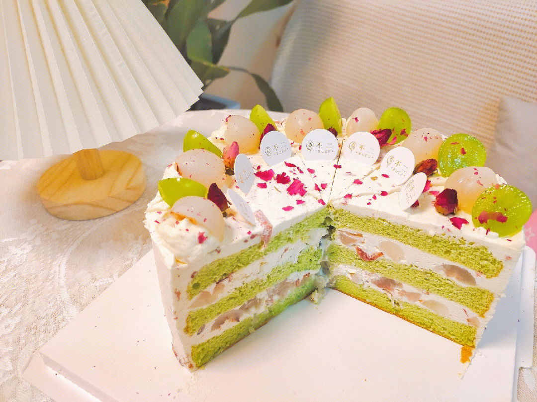 斑斓玫瑰荔枝切块蛋糕