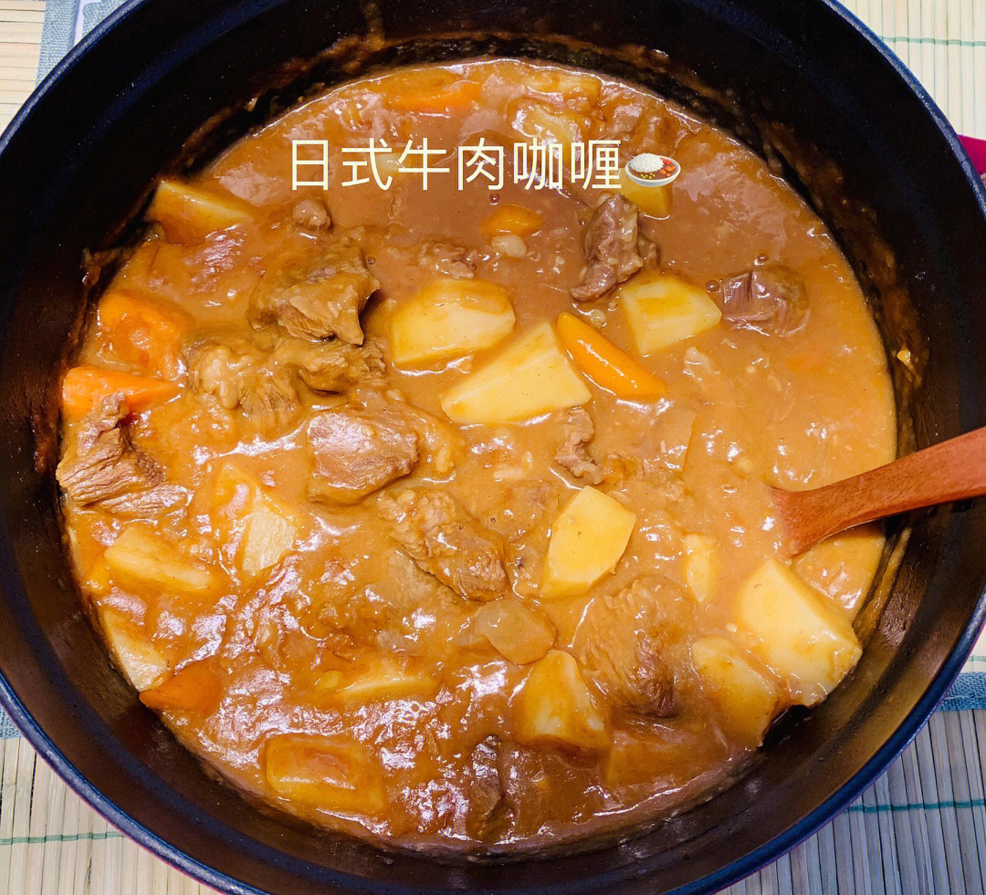 牛肉;洋葱一个;苹果一个;土豆和胡萝卜适量;生姜;蒜;蕃茄酱;日式咖喱