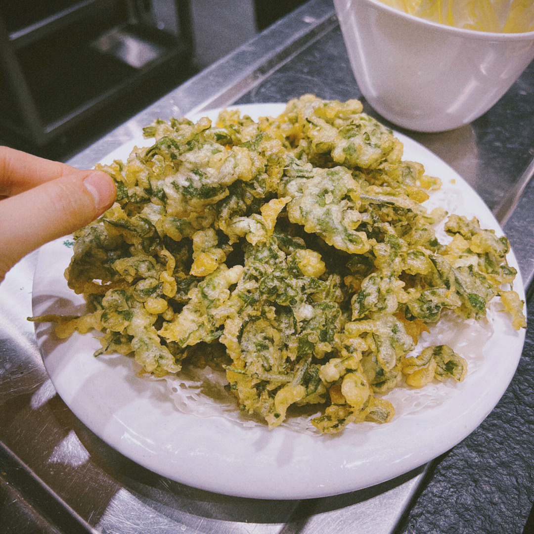 常赢三兄弟铜锅涮肉炫起来世界上怎么会有炸花椒芽这么好吃的食物!