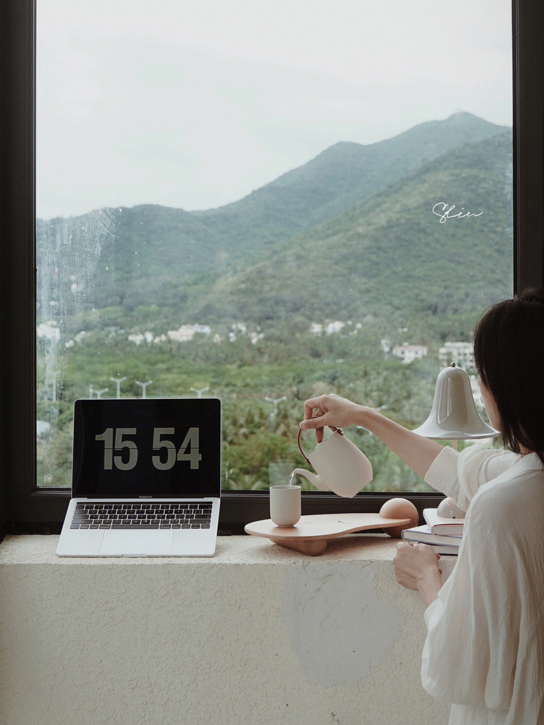 女孩阳台看书喝茶图片图片