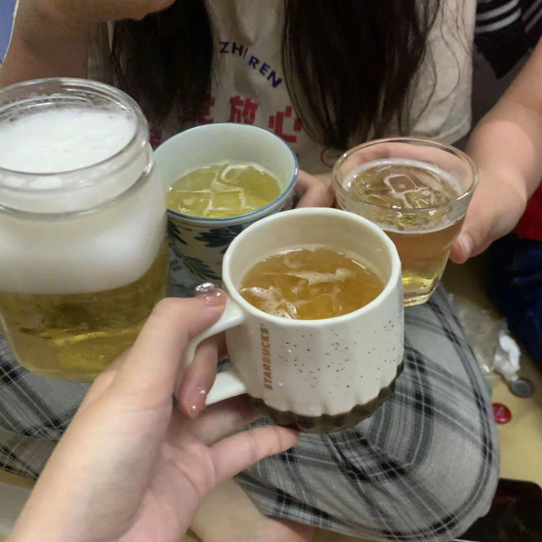 宿舍喝酒照片女生图片