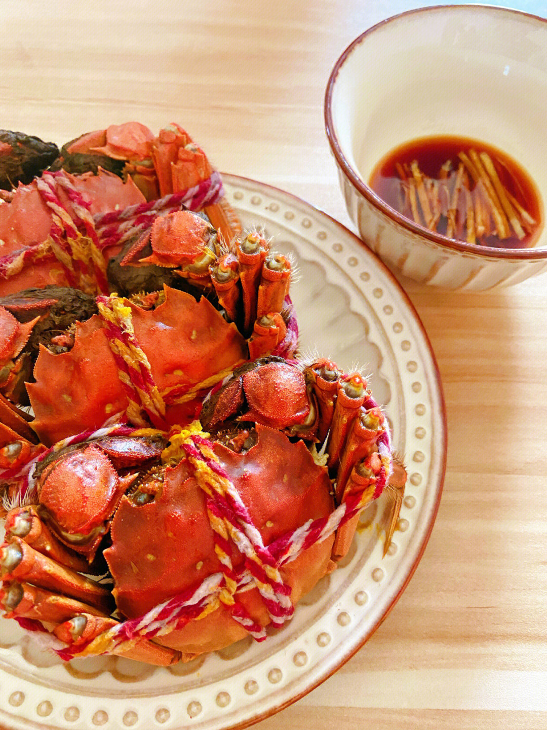 今天教大家一道简单的蒸大闸蟹做法:1,螃蟹洗净倒放入锅中,加入姜片和