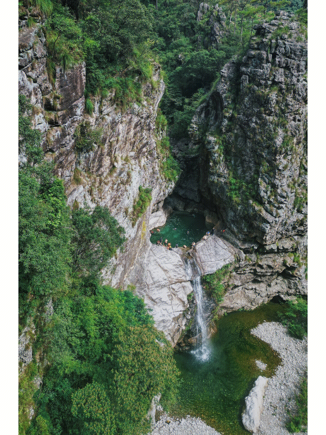 绿眼睛 位于石门台国家级自然保护区内 长期处于封闭状态 从高处观看