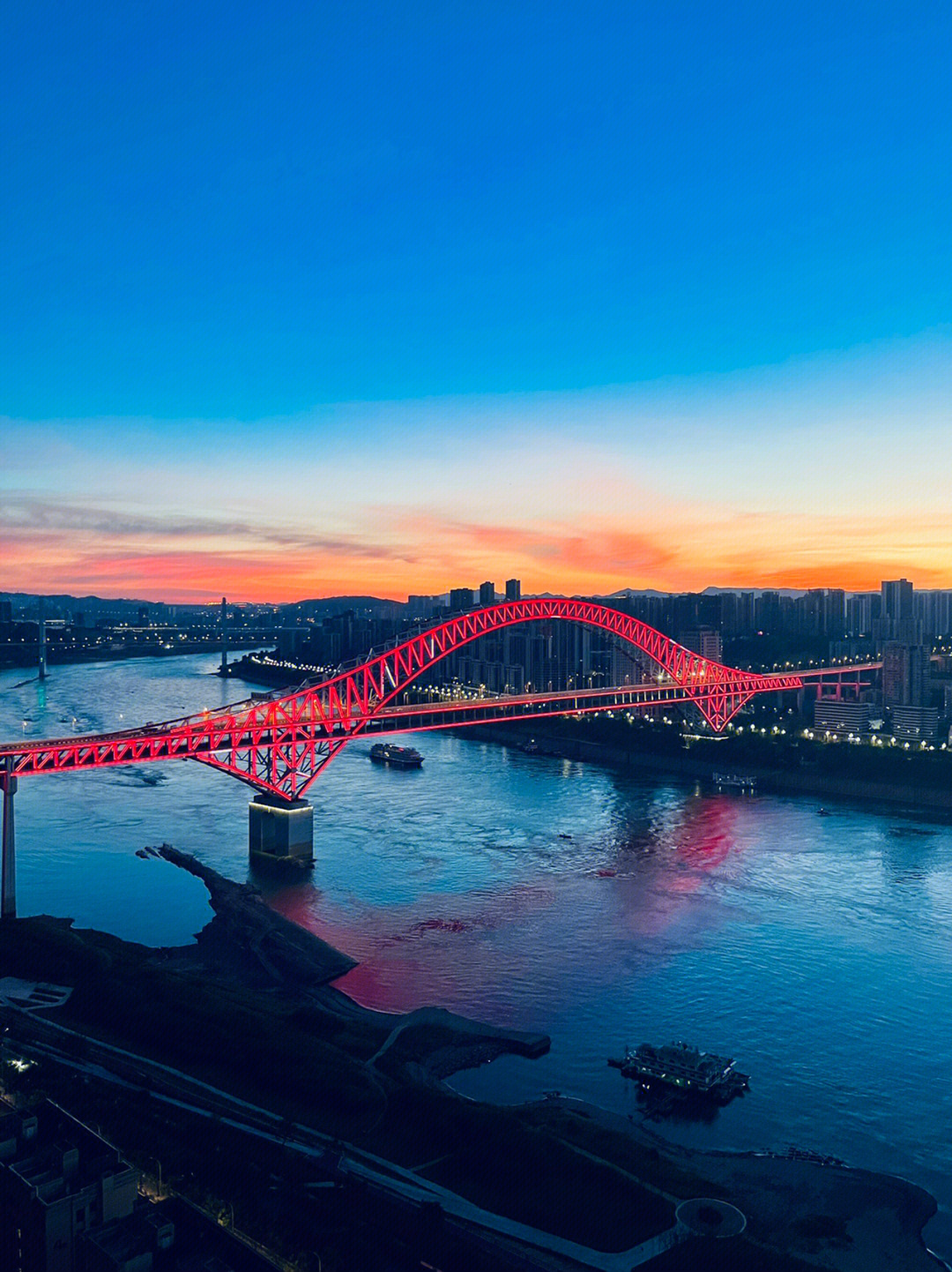 活久见亮夜景灯饰的朝天门大桥与朝霞同框