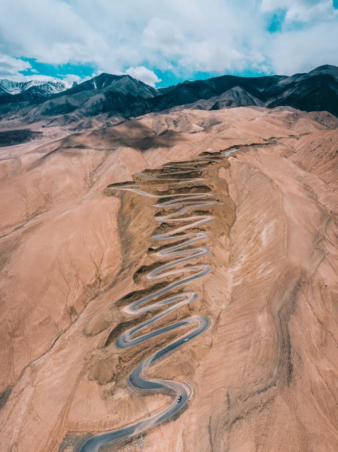 帕米尔高原的盘龙古道盘山公路雄伟壮观