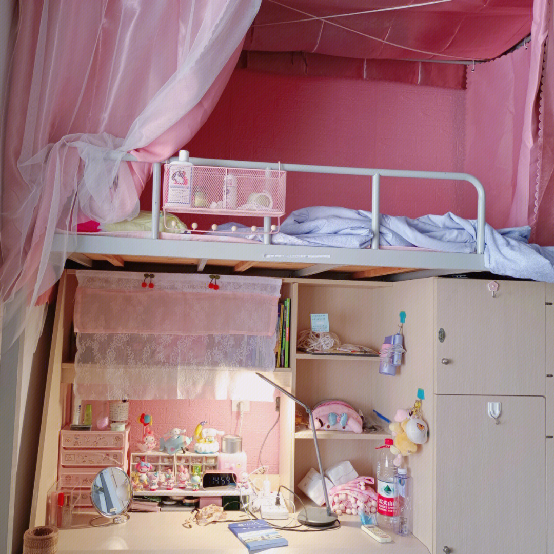 78宿舍装修进行中改造贴墙床帘粉色系