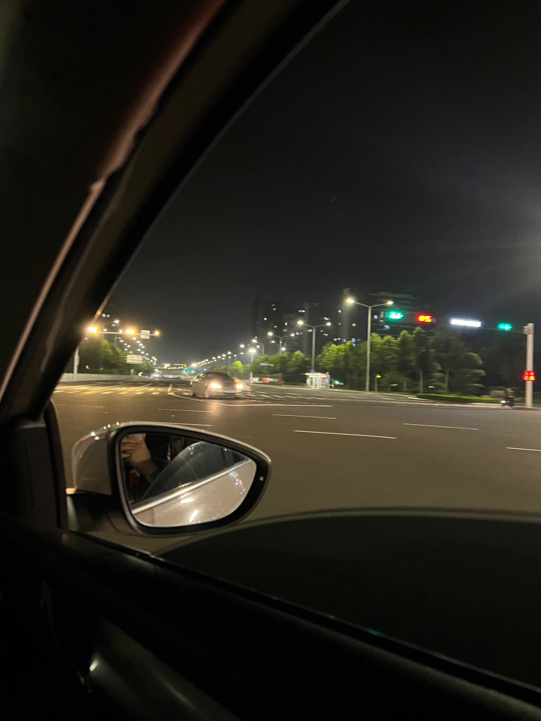 城市街景夜景车窗图
