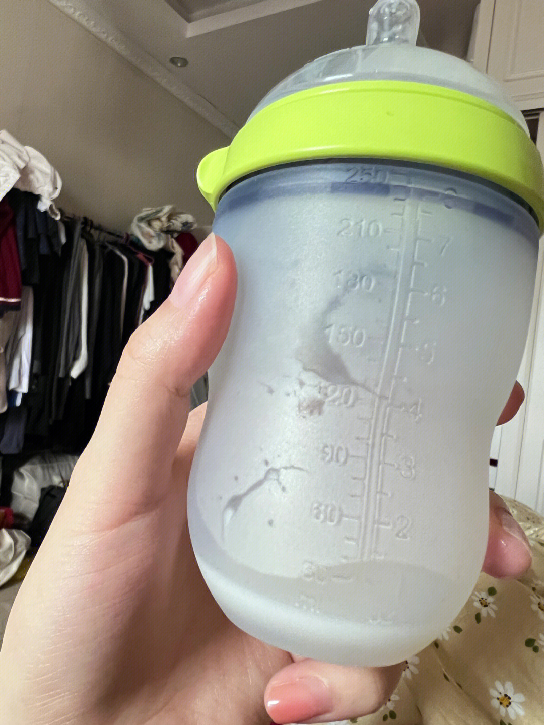 宝宝五个月的那天下午午睡睡醒拿出新买的奶瓶随手泡了90ml奶粉给他