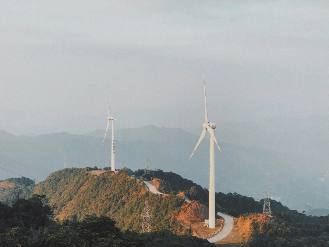 六堡镇风车山图片