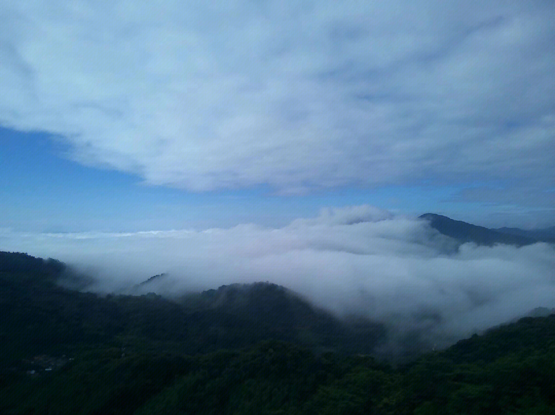 我也不知道叫啥名字,能看到凤凰山,开上去坡挺陡的,很私密的营地,有