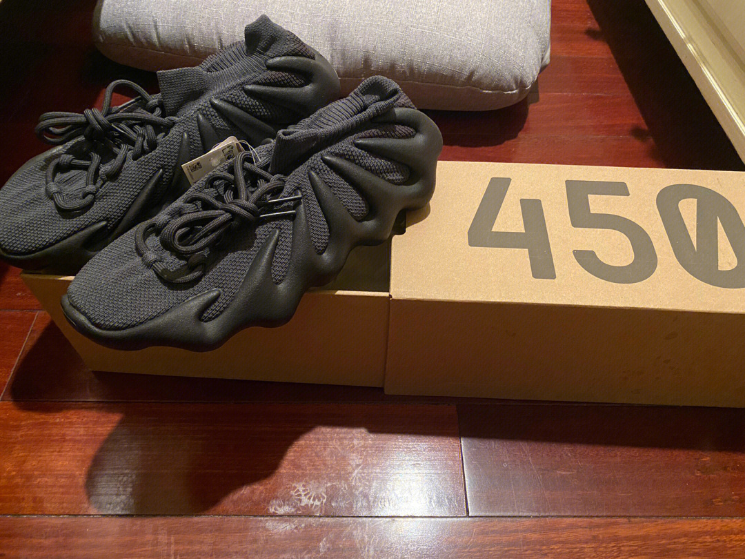 出全新yeezy450黑色85码la可以面交