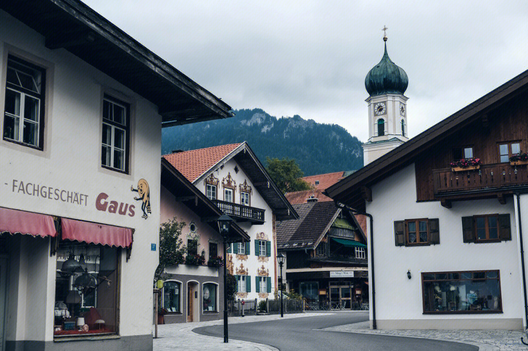 在巴伐利亚州南部阿尔卑斯山北麓有这样一个小镇,它以房屋上的壁画与