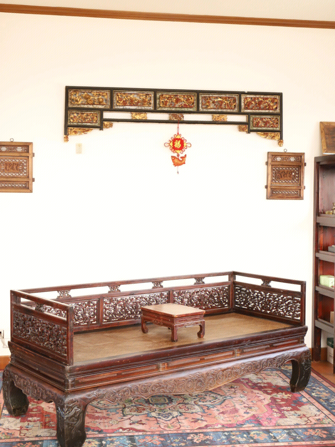 是左右和后面装有屏板但不带立柱顶架的一种床榻,是中国古代男性用以