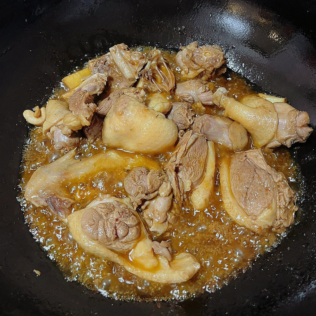 今日晚餐一啤酒鸭炖好的鸭肉香辣过瘾,还带有淡淡的酒香,入味又下饭