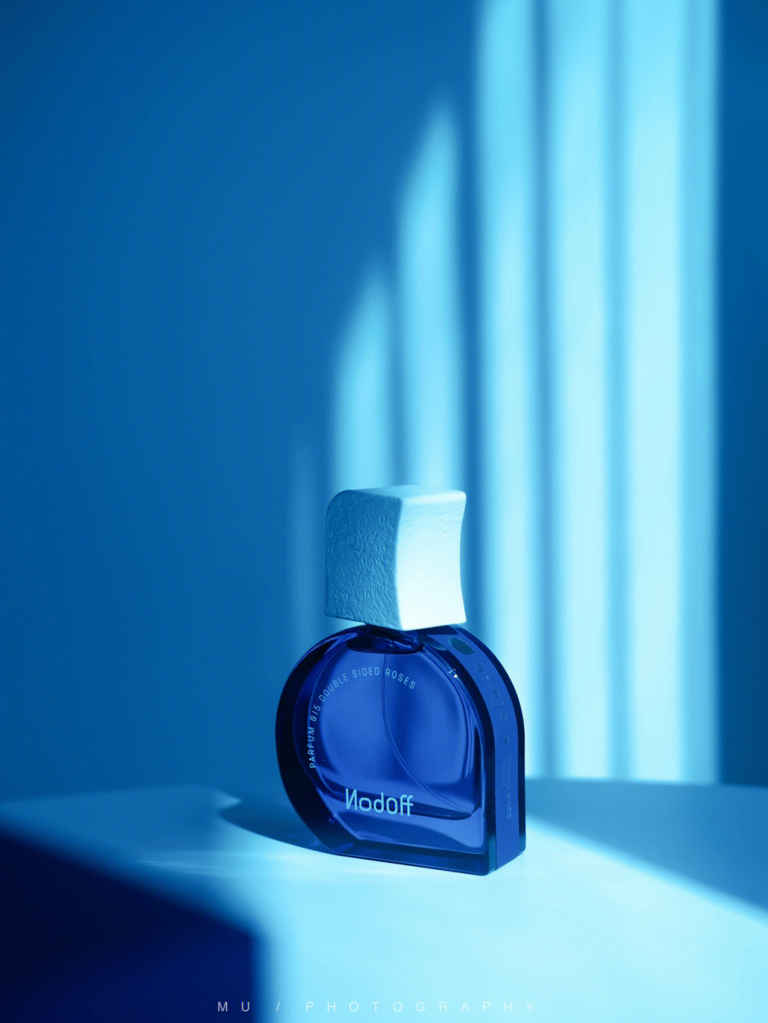 蓝色圆瓶子扁扁的香水图片