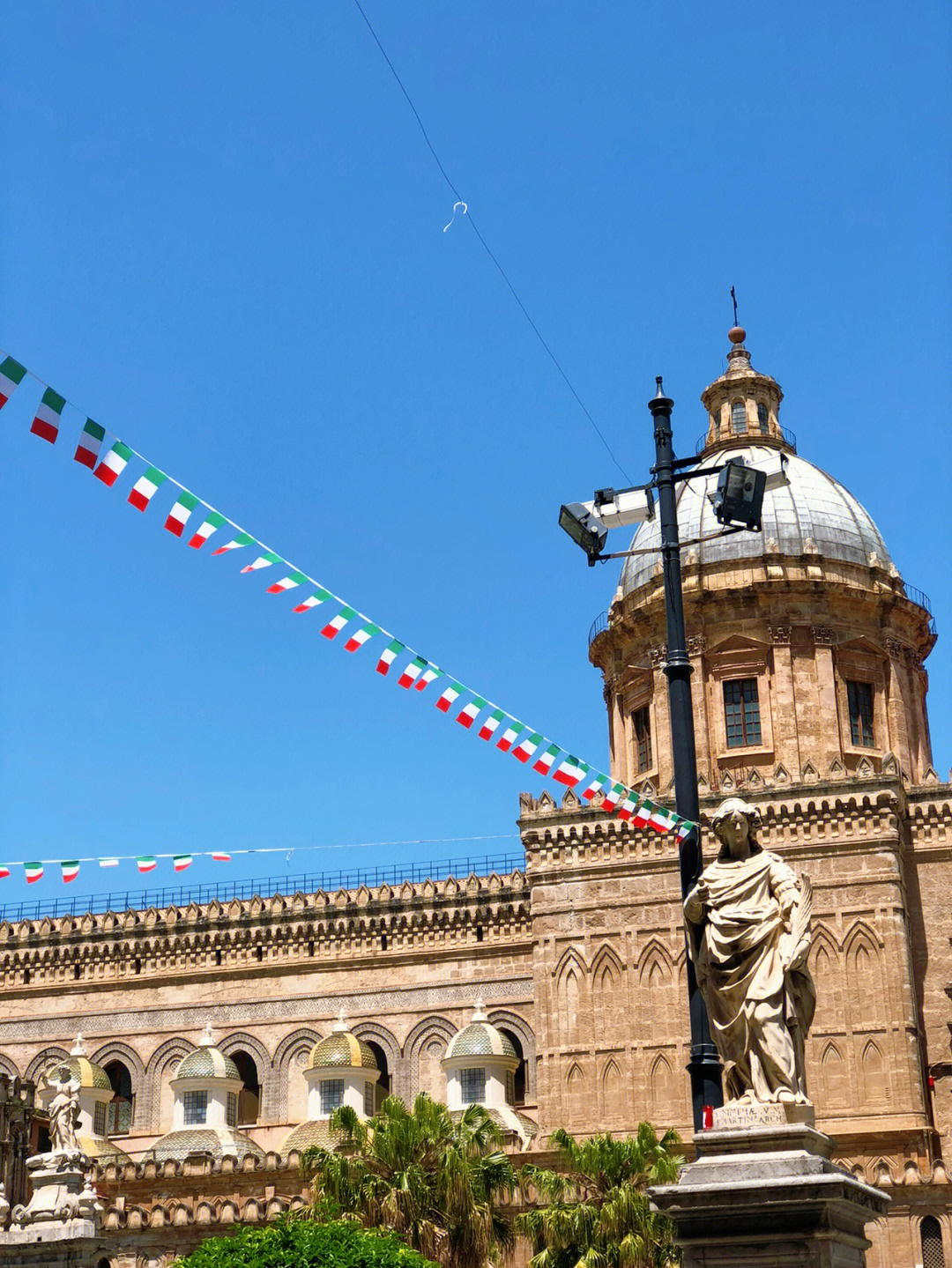 巴勒莫市中心彩旗飘扬,从机场到市区的路上也可以看到国旗和西西里