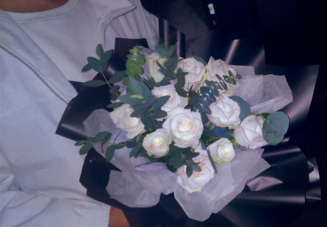 自己动手给男朋友包一束白玫瑰