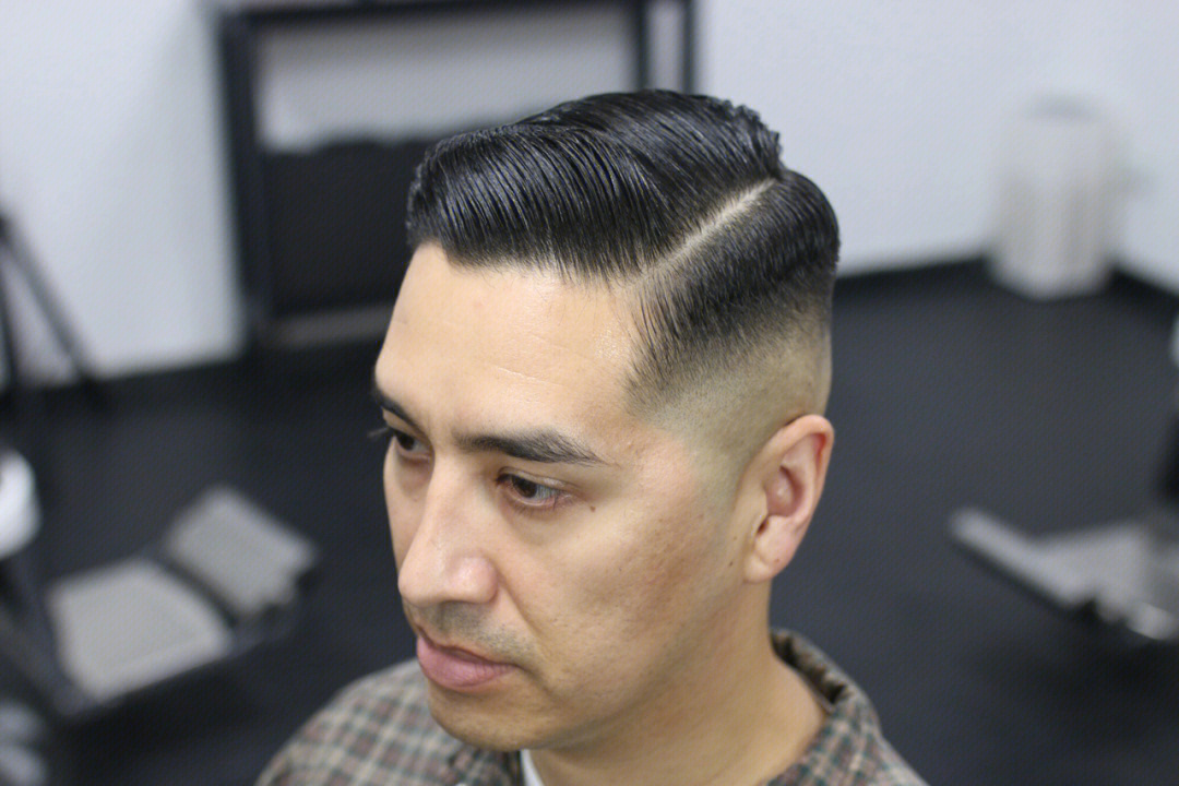 (sidepart)侧分发型是为数不多的经得起时间考验的经典男生发型款式之