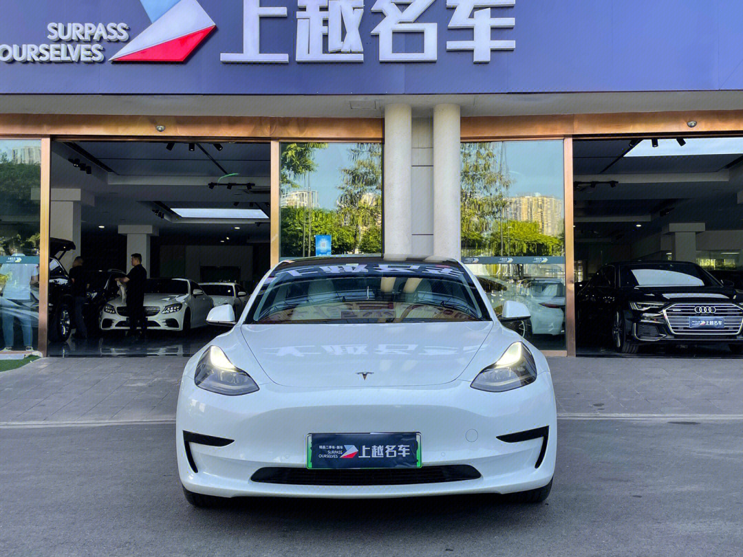 纯白色特斯拉model3