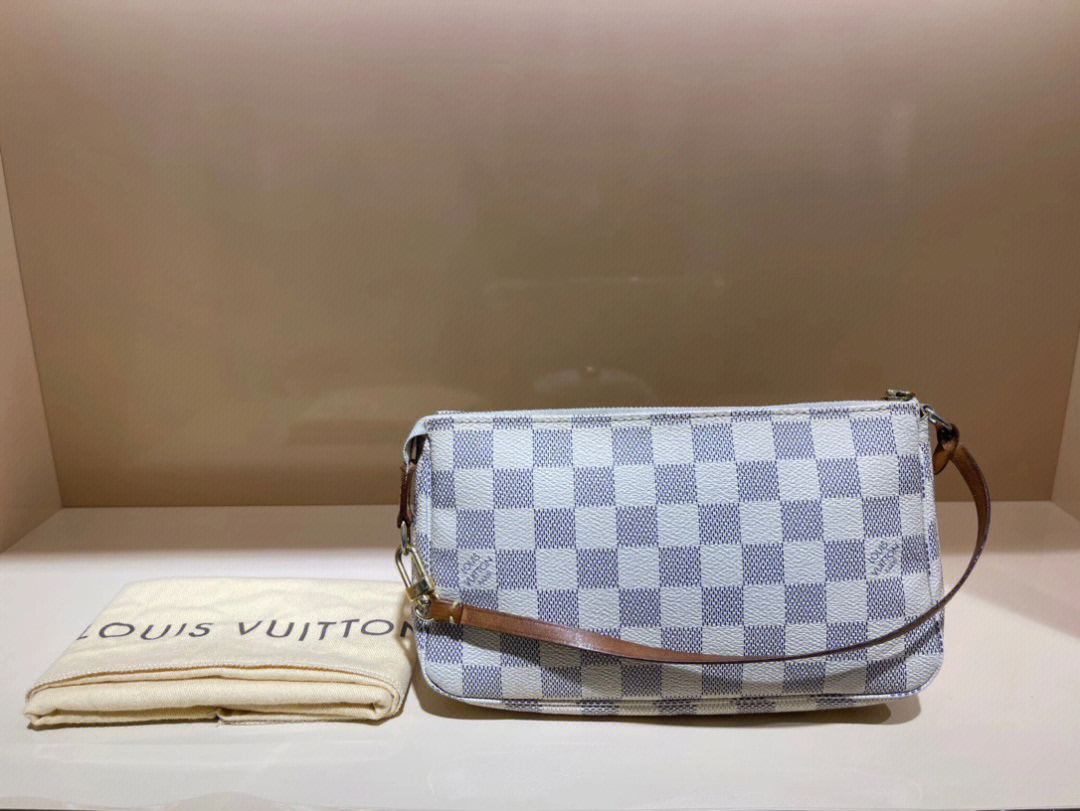 lv 路易威登pochette 白棋盘格大麻将包9595 上身无敌好看,我这现货