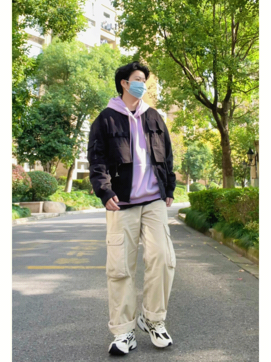 78今日穿搭黑色飞行夹克外套紫色连帽卫衣杏色工装外套运动鞋